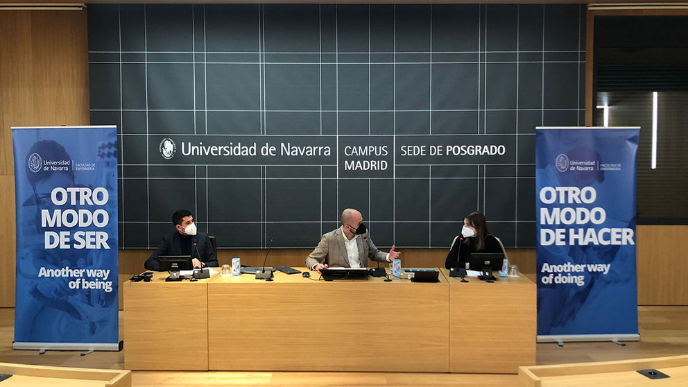 De izquierda a derecha, Pablo del Pozo Herce, Borja Centenera (responsable de Posgrado, Formación Continua y Comunicación de la Facultad de Enfermería) y Cristina Vidal, durante la sesión celebrada en Madrid. UNIVERSIDAD DE NAVARRA