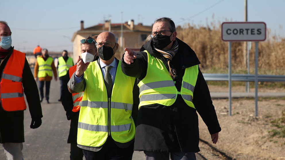 El consejero Ciriza con el alcalde de Cortes, Fernando Sierra en la visita a las obras de la carretera entre Cortes y Aragón. GOBIERNO DE NAVARRA