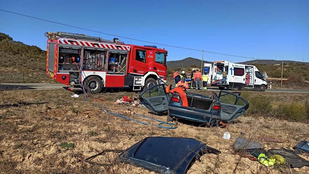 Los Bomberos de Navarra atienden un accidente en la N-132 en el municipio de San Martín de Unx. BOMBEROS DE NAVARRA