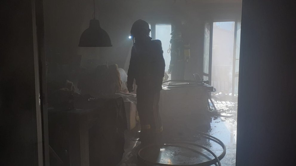Un bombero interviene en el incendio de una vivienda. TWITTER