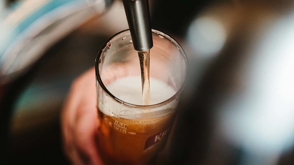 Un camarero sirve cerveza en un bar. ARCHIVO