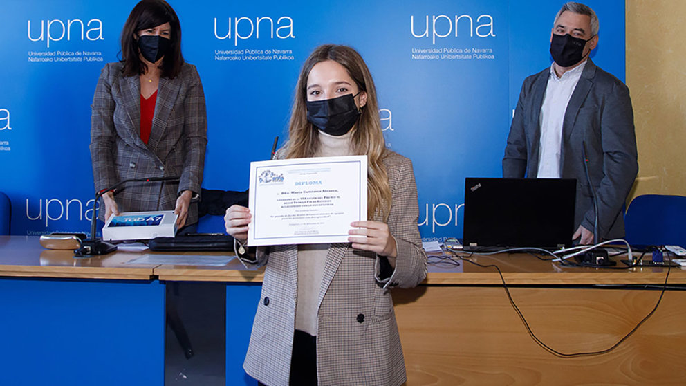 María Gutiérrez Álvarez posa con su diploma. UPNA