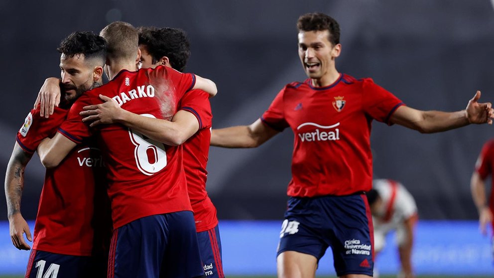 MADRID, 12/02/2022.-El delantero de Osasuna Rubén García (i), celebra su gol cotra el Rayo Vallecano, durante el partido de la jornada 24 de LaLiga en el estadio de Vallecas en Madrid.- EFE / Mariscal
