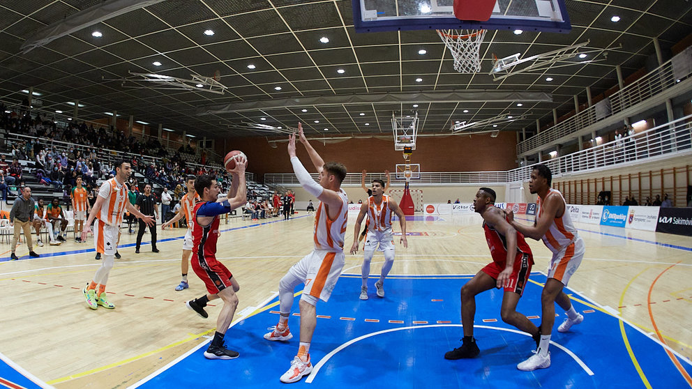Partido de baloncesto correspondiente a la liga LEB Plata entre ENERparking Basket Navarra y Club Baloncesto Morón celebrado en el Polideportivo Arrosadía de Pamplona. IÑIGO ALZUGARAY