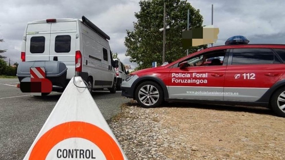 Control de la Policía Foral a furgonetas POLICÍA FORAL