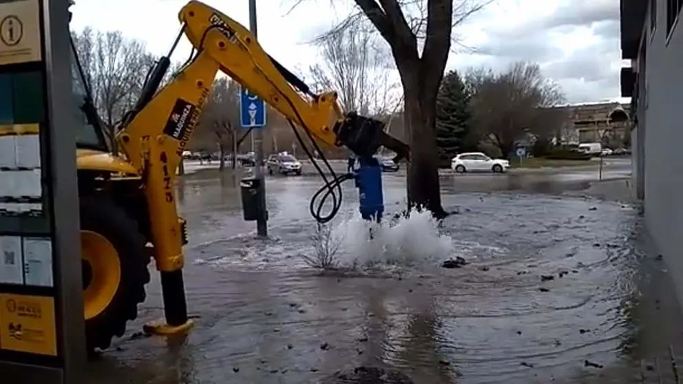 Imagen de la tubería de agua rota en la calle Sadar de Pamplona. POLICÍA MUNICIPAL