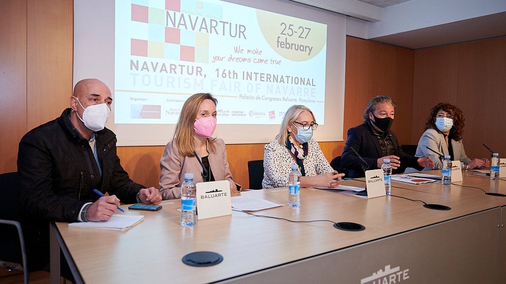 Luis Cortés, Paz Fernandez, Carmen Alba, Eva Fontecha y Juanchi Patús presentan la 16 Feria Internacional de Turismo de Navarra ‘Navartur’. PABLO LASAOSA