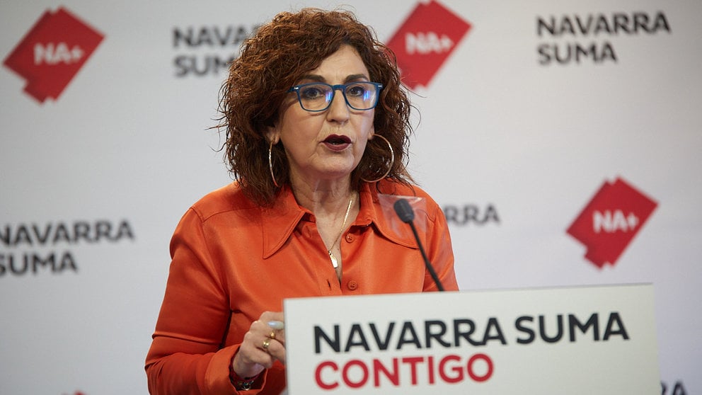 La portavoz parlamentaria de NA+ en la comisión de Cohesión Territorial, Yolanda Ibáñez, anuncia enmiendas a los proyectos de ley que regulan la financiación de las entidades locales. IÑIGO ALZUGARAY