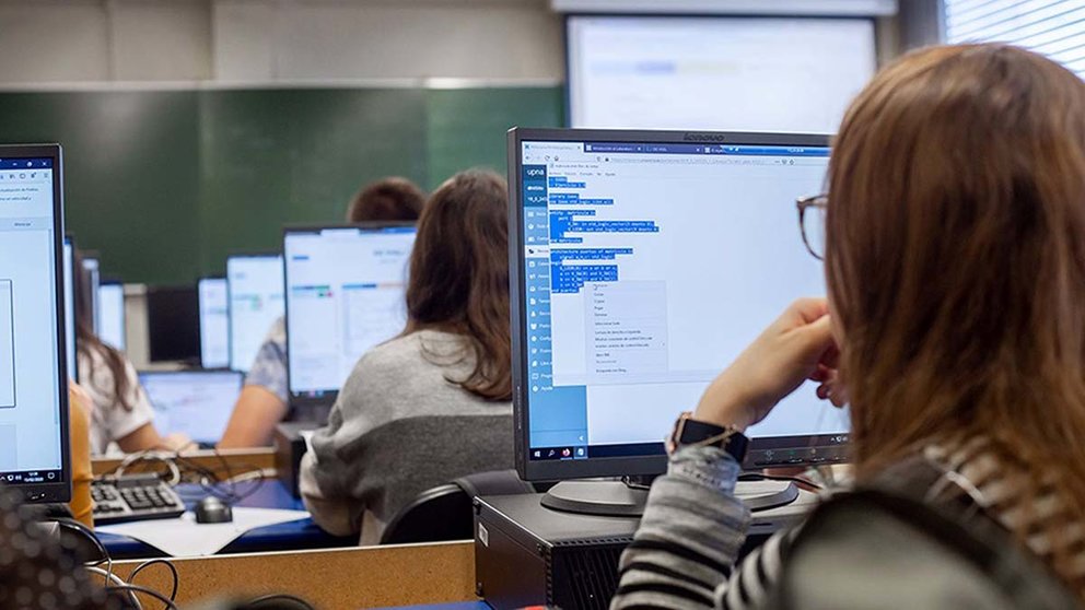 Alumnado trabajando con ordenadores en un aula de la UPNA. CEDIDA