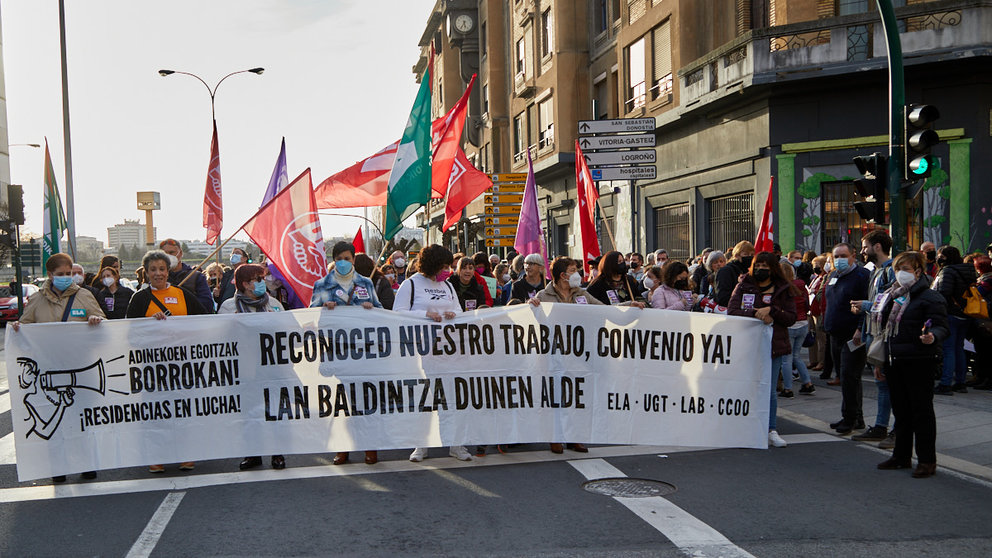 Manifestación de las trabajadoras del sector de residencias de mayores y dependientes en protesta por el bloqueo en la negociación del primer convenio colectivo del sector, en una jornada de huelga pero con servicios mínimos del 100 %. IÑIGO ALZUGARAY