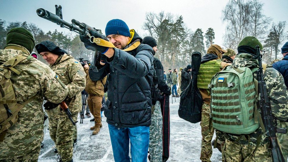 Un civil ucraniano se une al frente para luchar con el ejército de su país durante la invasión rusa. Celestino Arce Lavin