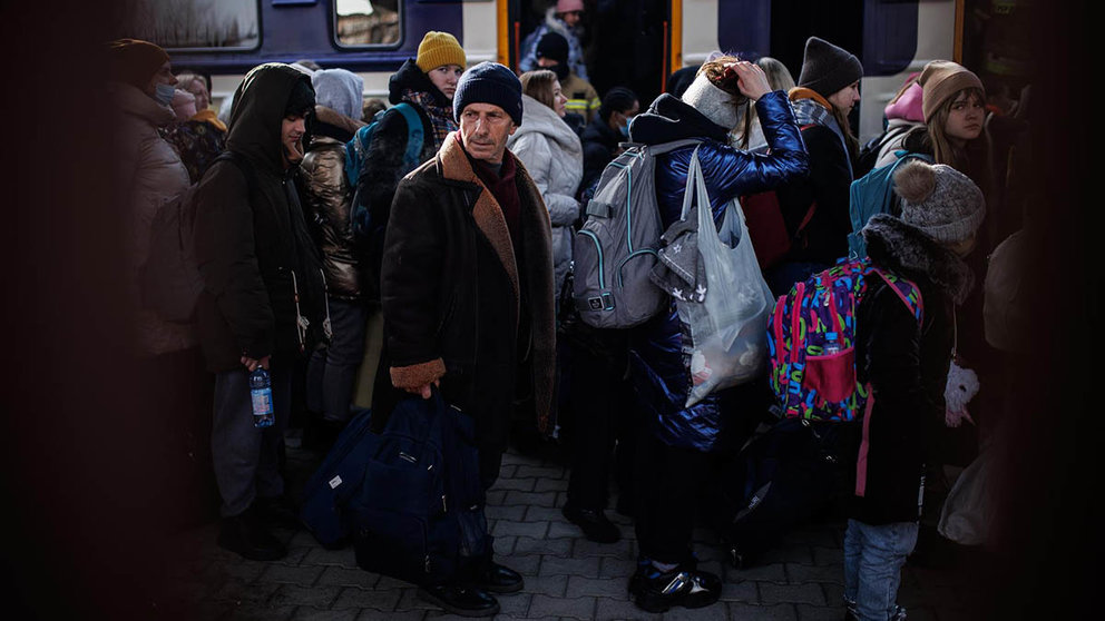 Un grupo de personas a su llegada procedente de Ucrania en la estación de tren de Przemysl, cinco días después del inicio de los ataques por parte de Rusia en Ucrania, a 1 de marzo de 2022, en Przemysl, (Polonia). - Al
