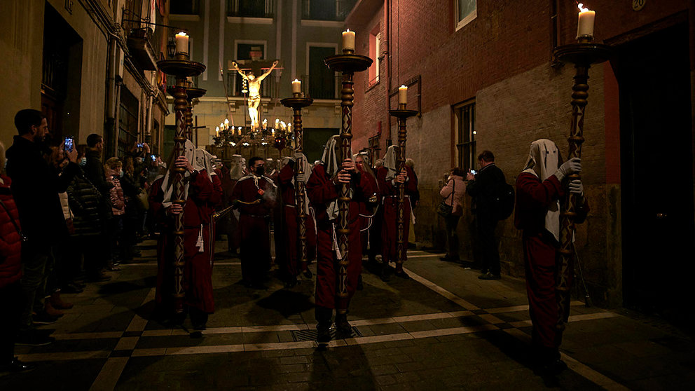 La Hermandad de la Pasión de Pamplona realiza el tradicional traslado del Cristo Alzado a la Catedral. PABLO LASAOSA