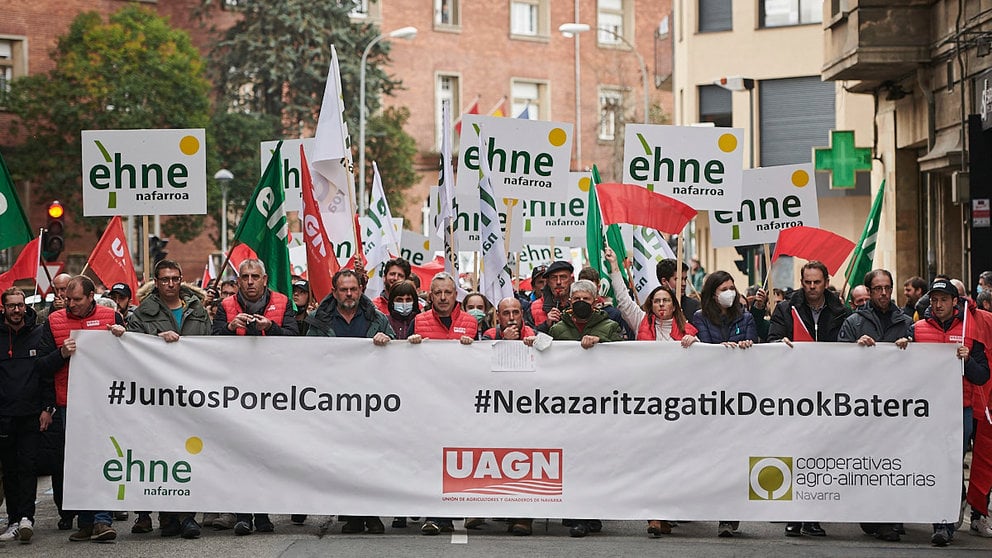 Cientos de tractores recorren el centro de Pamplona en una manifestación convocada por UAGN, UCAN y EHNE. PABLO LASAOSA