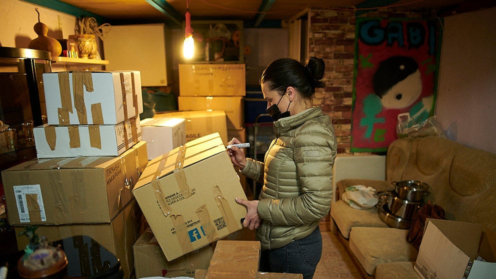 Varias personas reciben alimentos y medicinas en una bajera de Orcoyen para enviar a Ucrania. PABLO LASAOSA