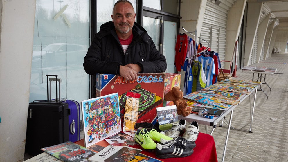 Miki Bermejo, coleccionista de cromos y otros materiales relacionados con Osasuna, organiza el 'Rastrillo Rojillo' en los bajos del Estadio de El Sadar. IÑIGO ALZUGARAY