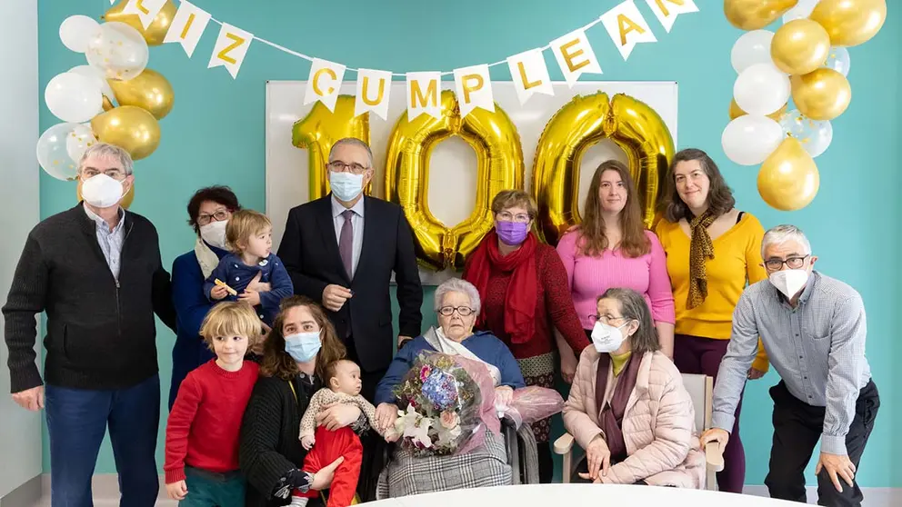 La navarra Ana Eraúl Palacios cumple 100 años rodeada de su familia en la residencia Amavir Sarriguren. JESÚS M GARZARON/AYUNTAMIENTO DE PAMPLONA