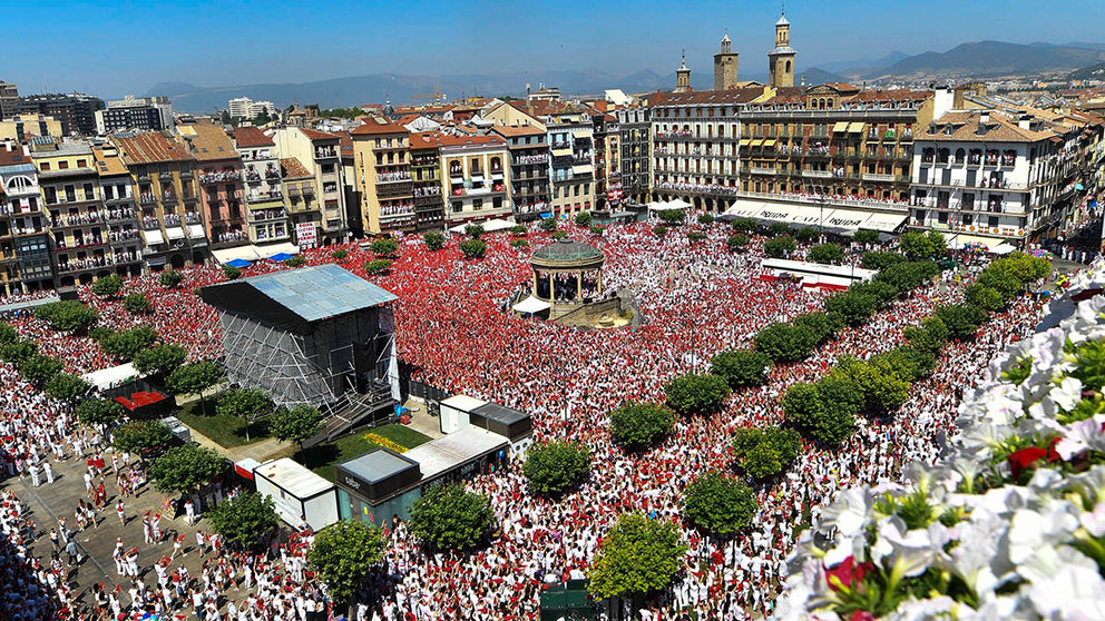Miles de personas celebran el comienzo de las fiestas de San Fermín desde la Plaza del Castillo de Pamplona. EFE/Daniel Fernández