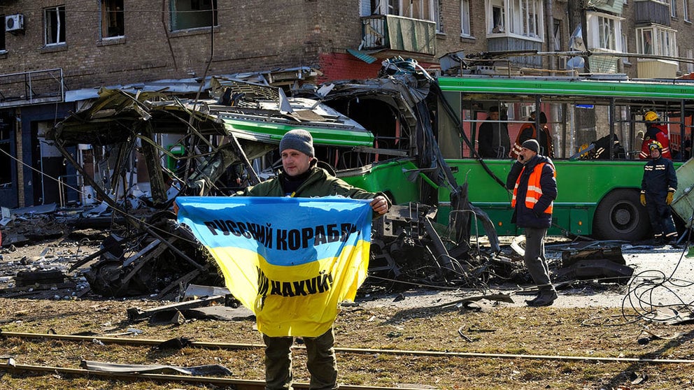 Un hombre sostiene una bandera ucraniana en una calle de Kieve que ha sufrido los daños de los ataques rusos. 

Sergei Chuzavkov/SOPA Images via ZUMA Press Wire/dpa