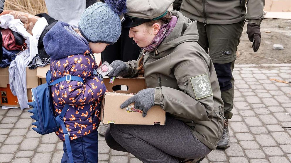 Una niña de Ucrania es atendida por los servicios de emergencia polacos - DOMINIKA ZARZYCKA  ZUMA PRESS