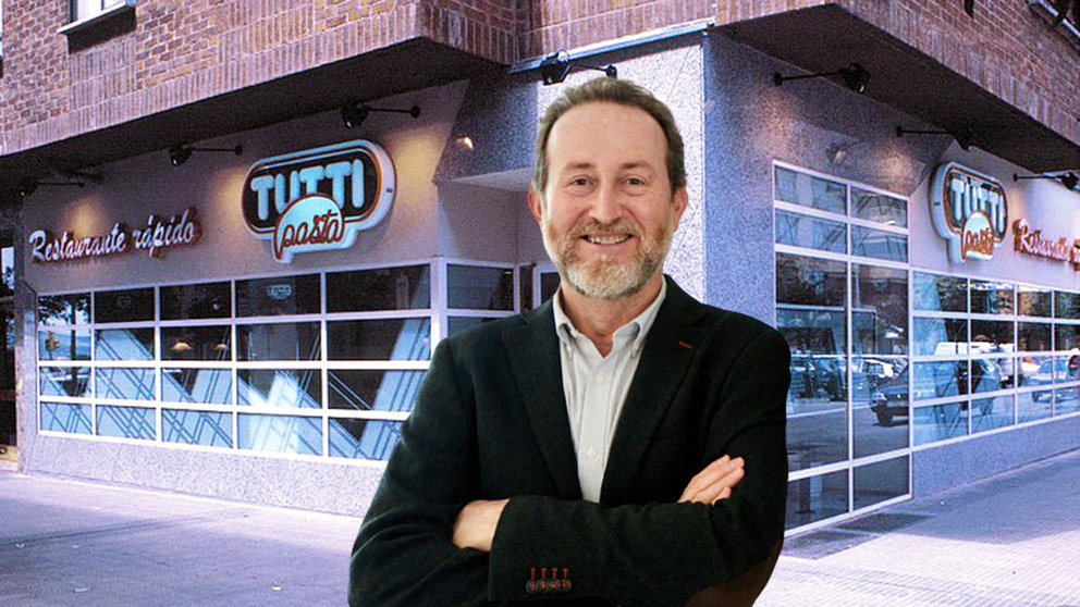 Daniel Palacio, CEO de Tutti Pasta, en una imagen actual sobre el fondo del primer "restaurante rápido" que abrieron en Pamplona en 1988 en la travesía de Acella.