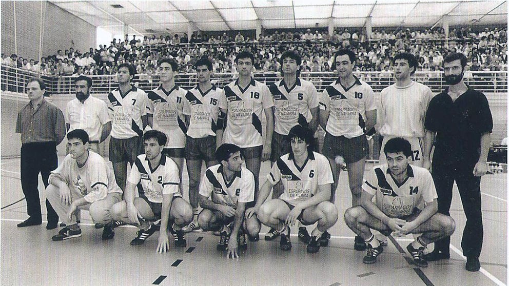 'Bata' Obucina es el cuarto por la derecha arriba, con el San Antonio en la temporada 1988-89 en el pabellón Arrosadía. Cedida.