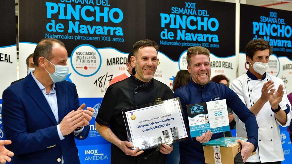 Los responsables de El Mercao, de Pamplona, recogen el premio al mejor pincho. PABLO LASAOSA