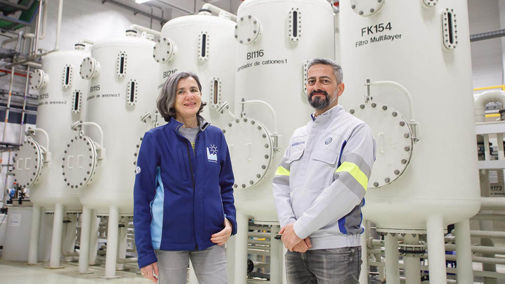 Ana Moreno, delegada de Medio Ambiente de Volkswagen Navarra, y Manuel Argüelles Galán, delegado de Energía, ante la instalación de resinas de intercambio iónico que recicla agua del proceso de pinturas. VOLKSWAGEN