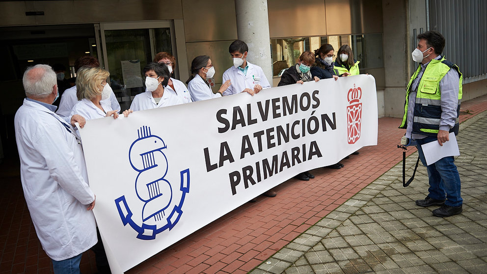 Concentración convocada por el Sindicato Médico de Navarra bajo el lema 'Salvemos a la atención primaria'. PABLO LASAOSA