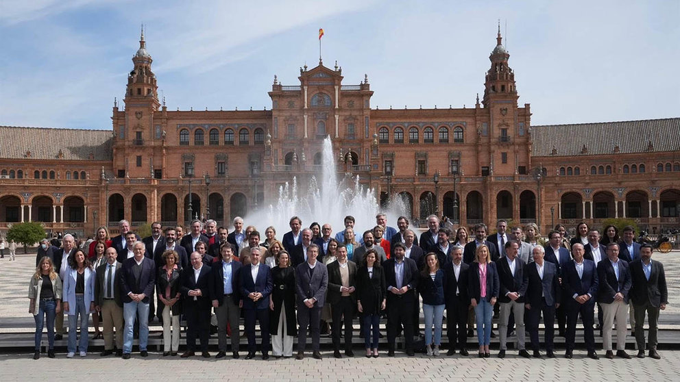 El presidente del PP, Alberto Nuñez Feijóo, con su nuevo equipo en la Plaza de España de Sevilla. PP