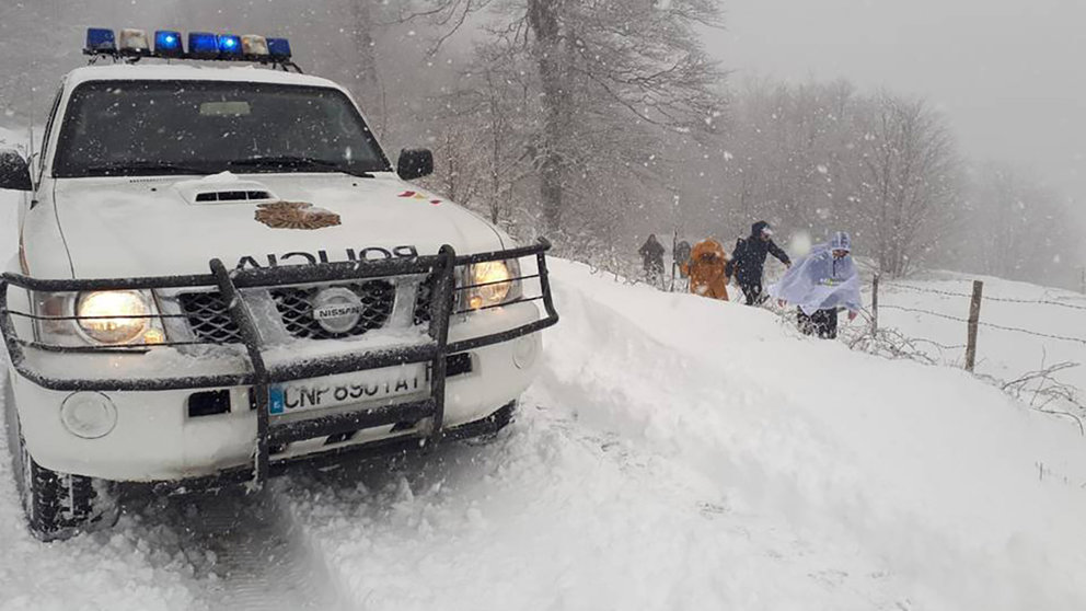 La Policía Nacional socorre a diez peregrinos en Valcarlos, atrapados por las fuertes nevadas. POLICÍA NACIONAL
