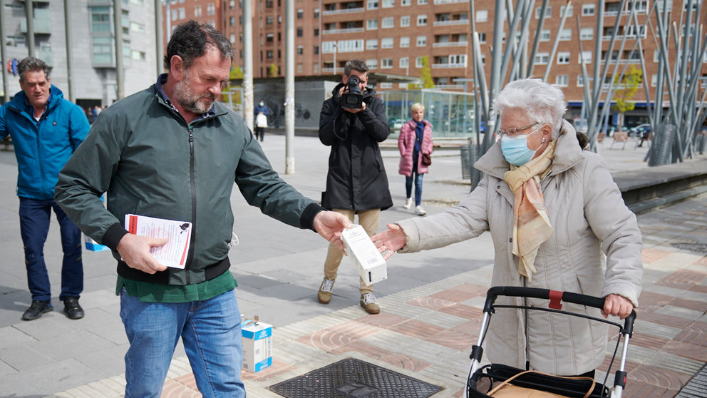Representantes del sector lácteo de Navarra regalan leche a las puertas de un supermercado para reivindicar la situación en la que se encuentran los productores. PABLO LASAOSA
