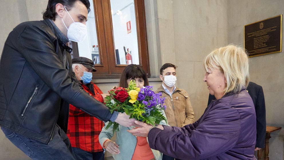El Grupo Municipal Socialista realiza la tradicional ofrenda de flores en homenaje a los concejales y trabajadores del Ayuntamiento de Pamplona asesinados tras el golpe de Estado de 1936. IÑIGO ALZUGARAY
