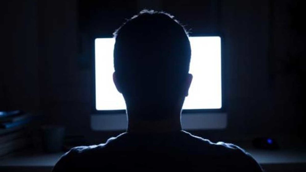 Una persona se conecta de noche a un ordenador. ARCHIVO