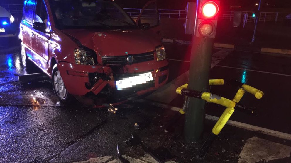 Accidente de tráfico entre la avenida de Zaragoza y la avenida de Galicia de Pamplona. POLICÍA MUNICIPAL DE PAMPLONA