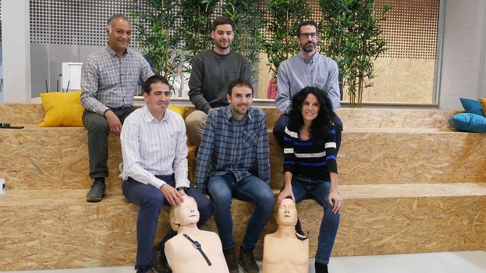 Las empresas navarras Cistec, Movalsys e IED, junto con la asociación 'El ABC que salva vidas', han colaborado en el diseño de una pulsera que guía en la realización de la reanimación cardiopulmonar. IED