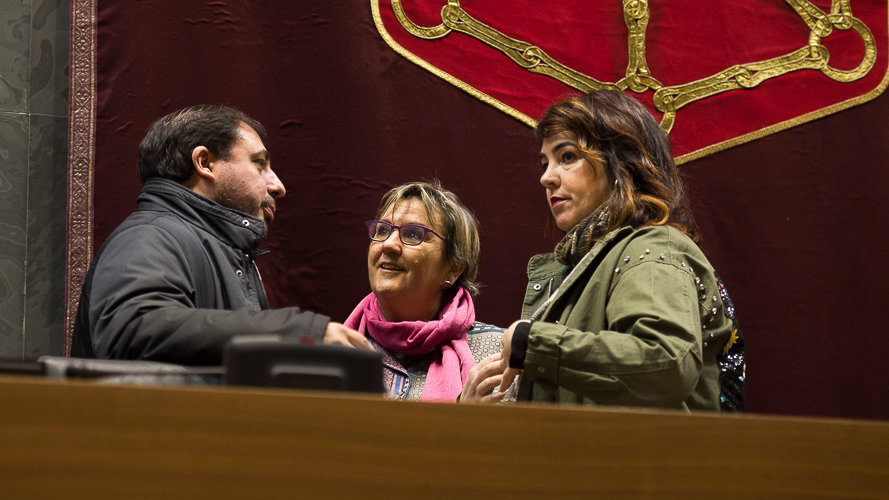 Unai Hualde habla con Marisa de Simón (Izquierda-Ezkerra) y Ainhoa Aznárez, Presidenta del Parlamento. PABLO LASAOSA / ARCHIVO