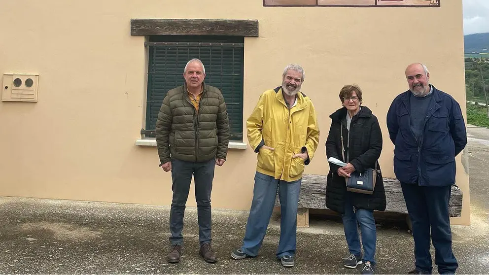 Lorenzo Caprile visita la colección de trajes del Misterio de Obanos CEDIDA