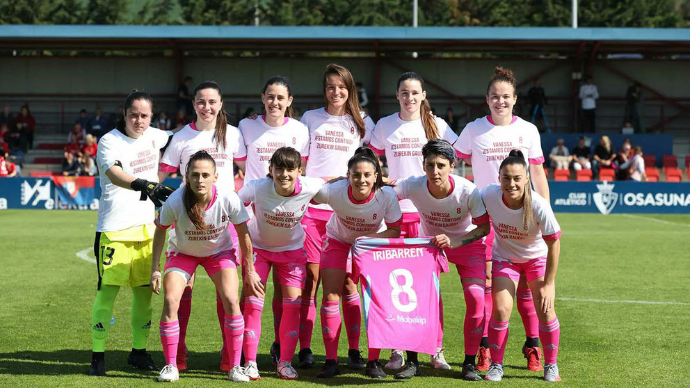 Las jugadoras de Osasuna femenino lucen una camiseta en apoyo de su compañera Vanessa Rodríguez, lesionada de gravedad. C.A. OSASUNA