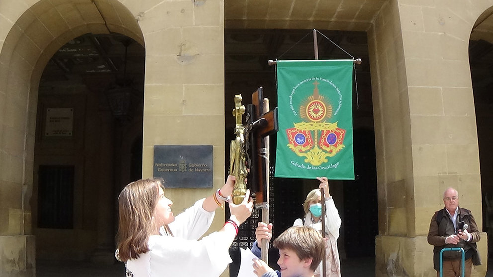 La Cofradía de las 5 llagas recibe al Ángel de Aralar a las puertas del Palacio de Navarra. CEDIDA