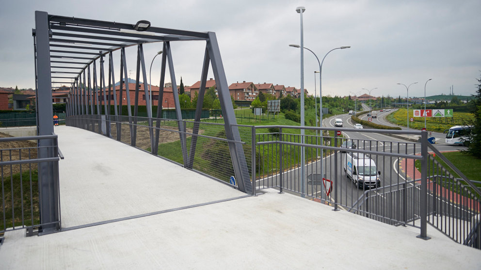 El consejero de Cohesión Territorial, Bernardo Ciriza, visita la nueva pasarela peatonal y ciclable de Itaroa, cuyas obras acaban de finalizar. PABLO LASAOSA