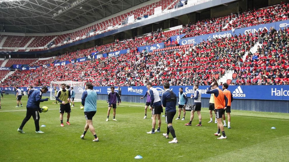 Osasuna se entrena en el estadio de El Sadar ante la presencia de cuatro mil escolares en la grada. CA Osasuna.