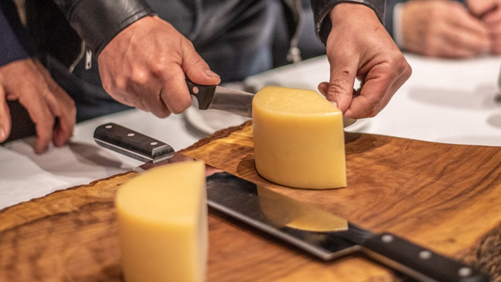 La consejera de Desarrollo Rural y Medio Ambiente, Itziar Gómez, participa en el corte y presentación del primer queso Idiazabal del año 2022 en Navarra. IRAITZ IRIARTE.