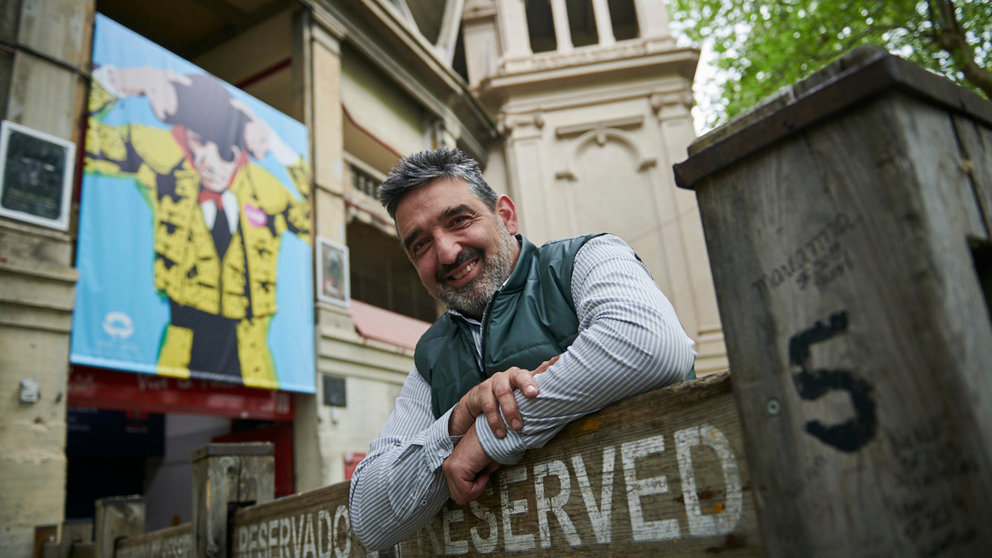 Manolo Sagüés, crítico taurino que prepara un libro sobre el Centenario de la Plaza de toros de Pamplona. PABLO LASAOSA