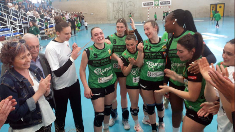 Las jugadoras del Beti Onak femenino disfrutan de su victoria en Villava. @deporte_na