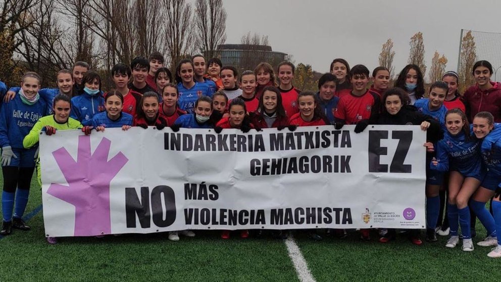 Las capitanas de los equipos de fútbol femenino Infantil-Cadete del CD Valle de Egüés y del Mulier FCN lanzarán el cohete de fiestas de Sarriguren. CEDIDA