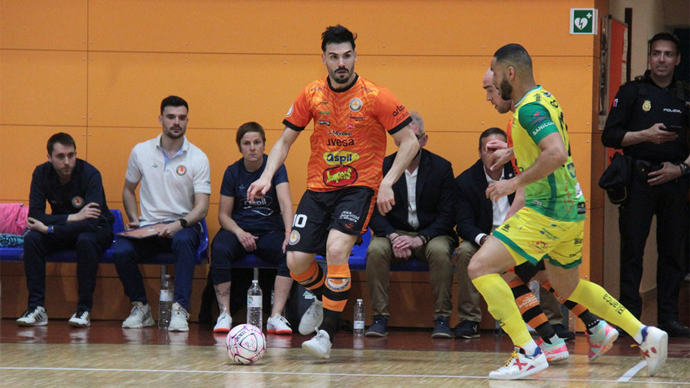 Joao Miguel controla el balón en un partido del Ribera Navarra FS. Cedida.