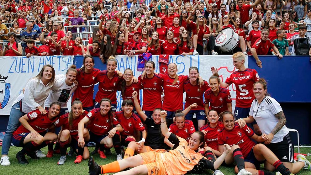 Las jugadoras del Osasuna Femenino celebran su victoria 2-0 ante el RCD Espanyol Femenino tras su partido de fútbol de la Segunda División Femenina disputado este domingo en el estadio de El Sadar, de Pamplona. EFE/ Villar Lopez
