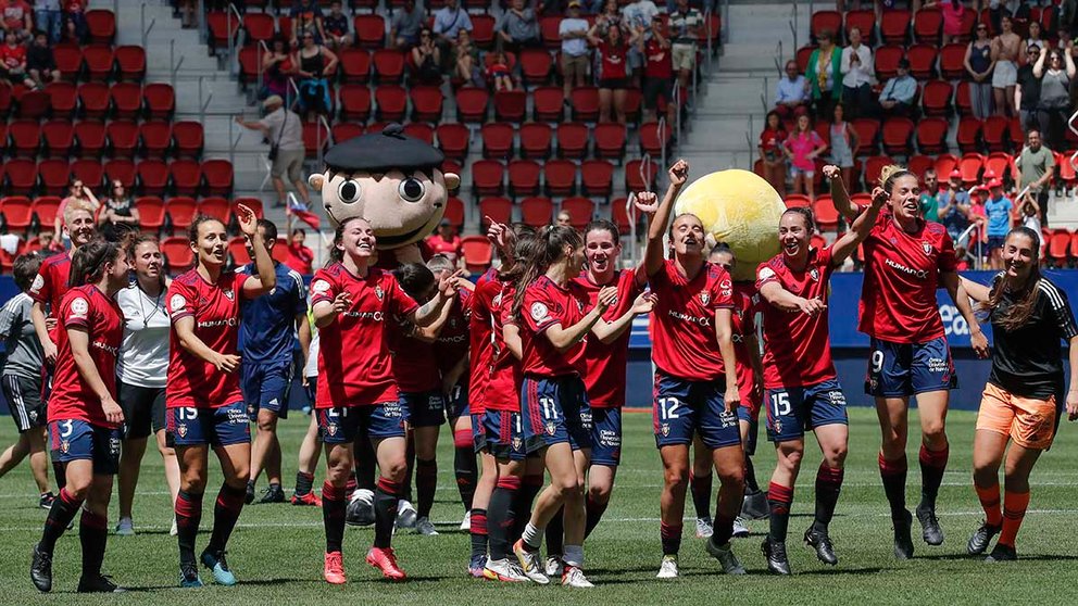 Las jugadoras del Osasuna Femenino celebran su victoria por 2-0 ante el RCD Espanyol Femenino tras su partido de fútbol de la Segunda División Femenina disputado este domingo en el estadio de El Sadar, de Pamplona. EFE/ Villar Lopez