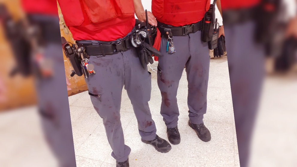 Agentes de la Policía Foral muestran ropa ensangrentada tras actuar en el centro de menas de Marcilla